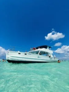 Catamarán en aguas cristalinas de Isla Saona, tour Isla Saona en República Dominicana