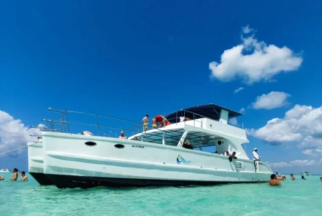 Catamarán en aguas cristalinas de Isla Saona, tour Isla Saona en República Dominicana