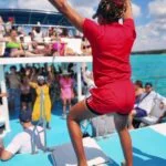 Animadora bailando en barco durante el tour Isla Saona en República Dominicana
