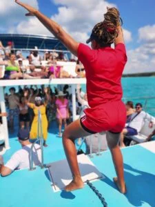 Animadora bailando en barco durante el tour Isla Saona en República Dominicana