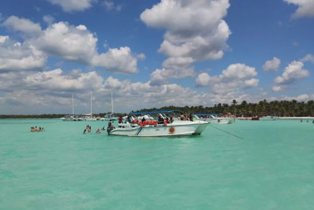 Lancha rápida en el agua turquesa de Isla Saona, tour Isla Saona en República Dominicana