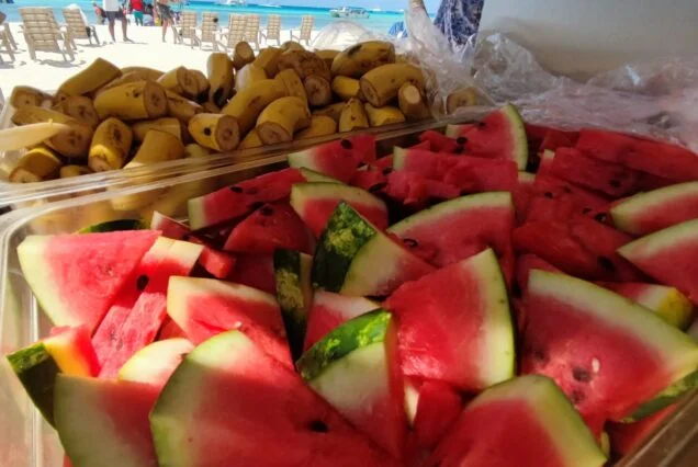 Rodajas de sandía y plátanos servidos durante el almuerzo en el Tour Isla Saona