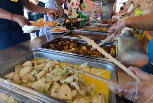 Buffet de comida local servido en Isla Saona como parte del Tour Isla Saona