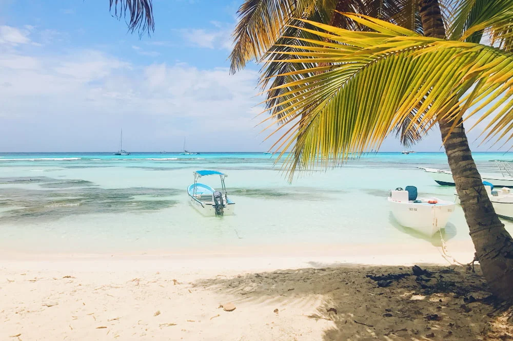 Pequeña embarcación en la orilla de Isla Saona, un paraíso tropical en el Tour Isla Saona
