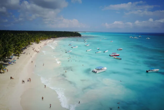 Vista aérea de Isla Saona con sus playas de arena blanca y aguas turquesas, destino del Tour Isla Saona