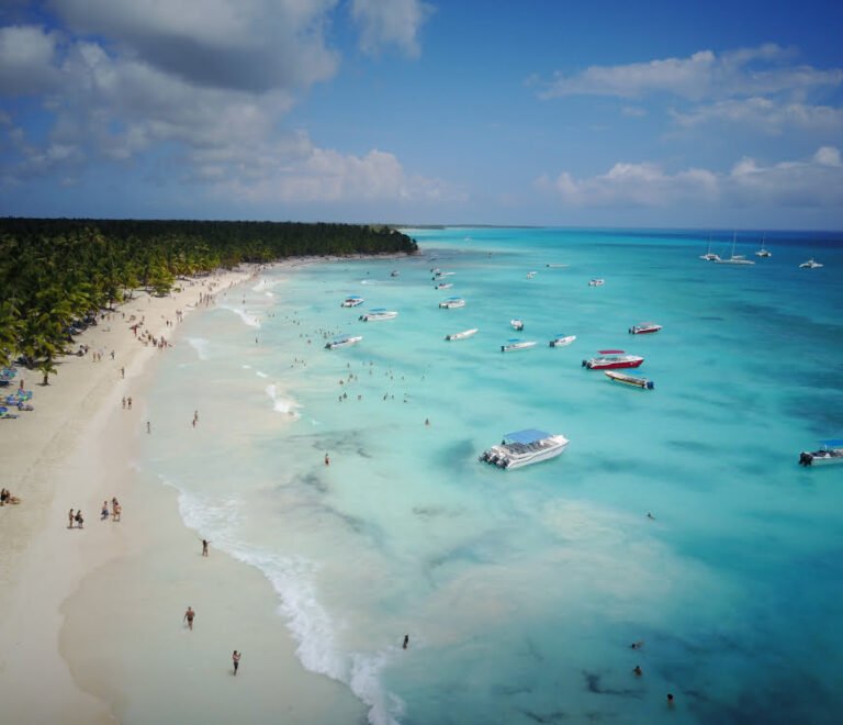 Vista aérea de Isla Saona con sus playas de arena blanca y aguas turquesas, destino del Tour Isla Saona