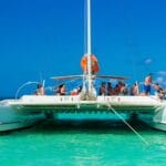 Catamarán a Isla Saona con turistas disfrutando del paisaje