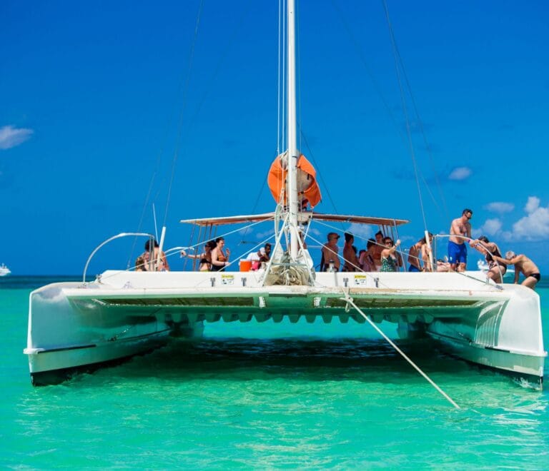 Catamarán a Isla Saona con turistas disfrutando del paisaje