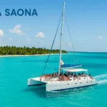 Excursión a Isla Saona en catamarán con Caribbean Saona navegando por aguas cristalinas