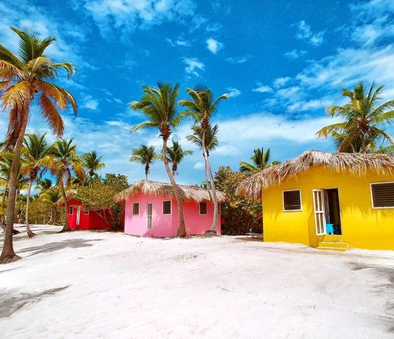 Vista de Isla Catalina con playas vírgenes y aguas turquesas del Caribe dominicano