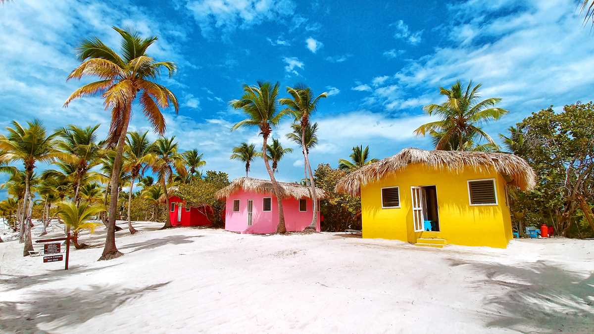 Vista de Isla Catalina con playas vírgenes y aguas turquesas del Caribe dominicano