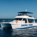 Embarcación segura navegando hacia Isla Saona con equipos certificados