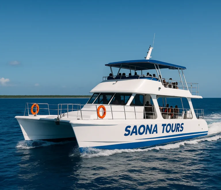 Embarcación segura navegando hacia Isla Saona con equipos certificados