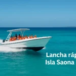Lancha rápida navegando hacia Isla Saona con turistas disfrutando del tour por aguas cristalinas del Caribe