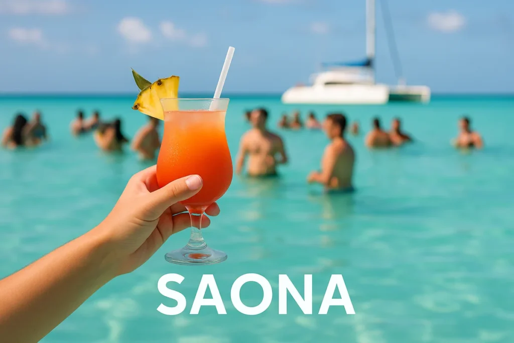 Brindis en la piscina natural durante el tour en catamarán a Isla Saona, una experiencia caribeña inolvidable
