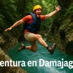 Viajero aventurero saltando a una poza en un tour de los 27 Charcos en República Dominicana.