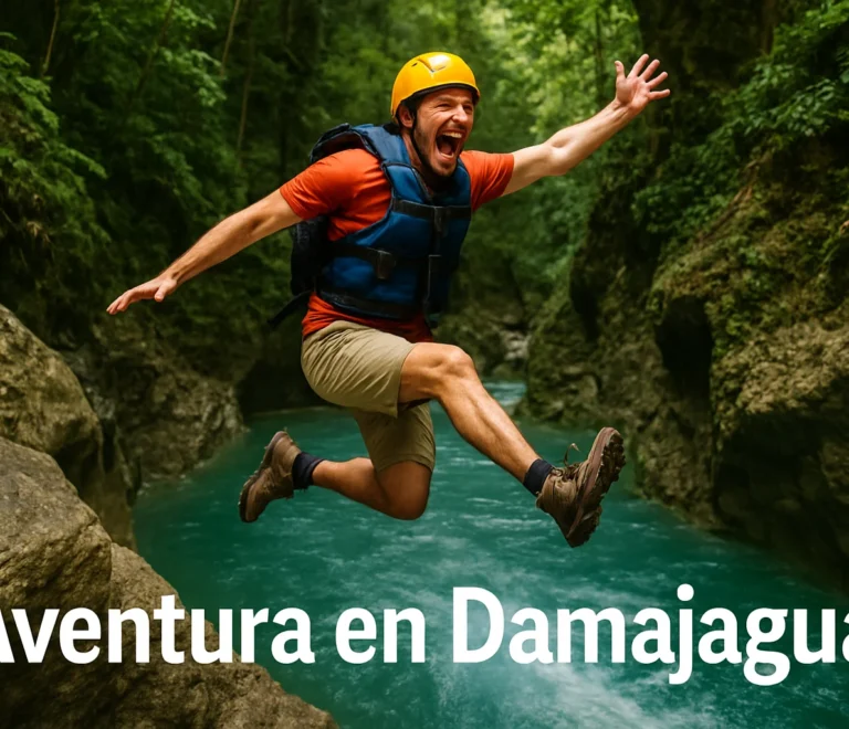 Viajero aventurero saltando a una poza en un tour de los 27 Charcos en República Dominicana.