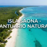 Mapa aéreo mostrando la superficie de 110 km cuadrados de Isla Saona y su ubicación geográfica en el Caribe