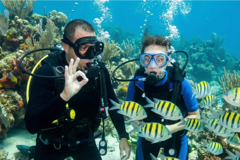 Instructor realizando un bautismo de buceo en las aguas cristalinas cerca de Isla Saona