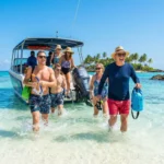 Turistas disfrutando de la Piscina Natural durante la excursión a Isla Saona desde Punta Cana