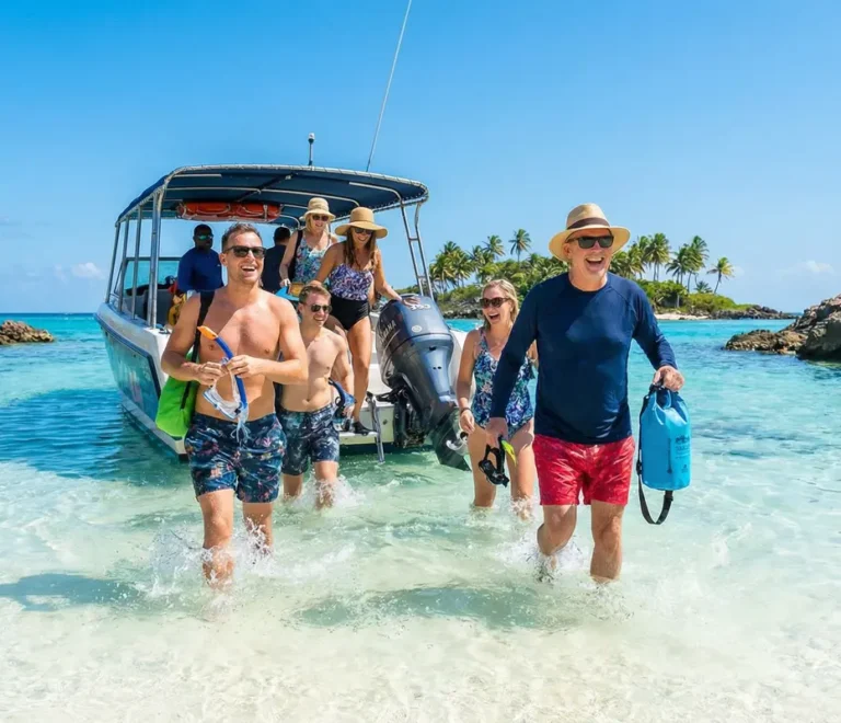 Turistas disfrutando de la Piscina Natural durante la excursión a Isla Saona desde Punta Cana