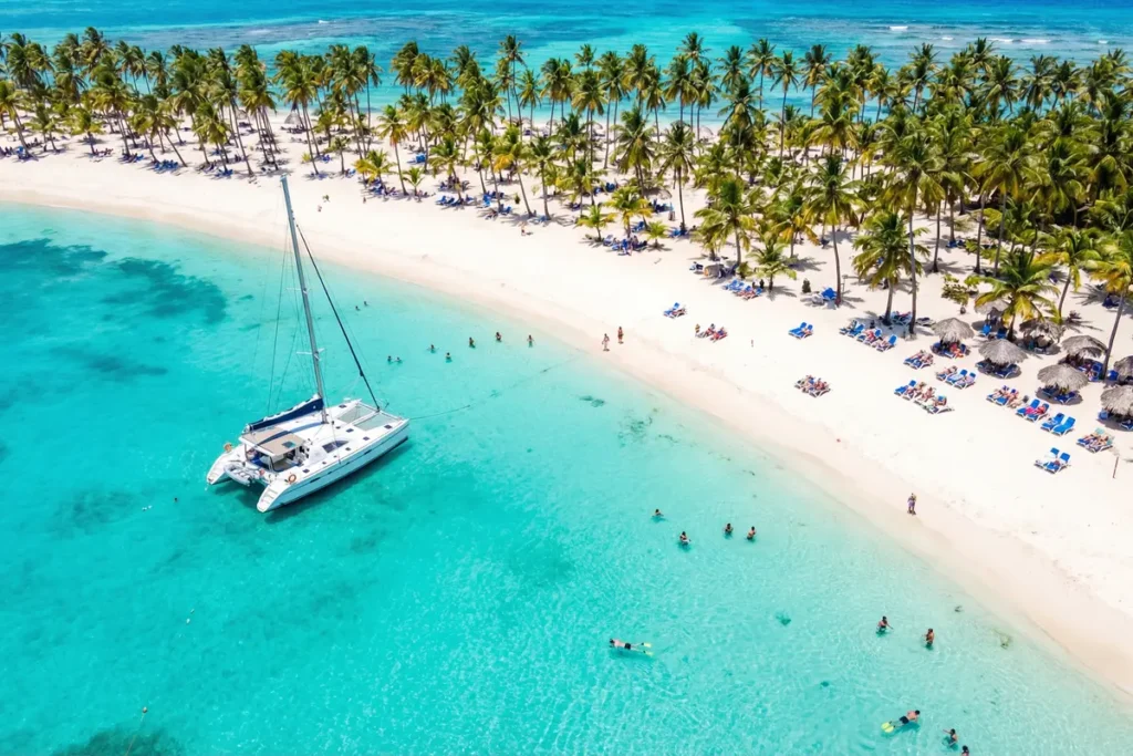 Vista paradisíaca de la playa de Isla Saona, destino final del tour desde Punta Cana