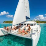 Turistas relajándose en las redes de un catamarán durante un día completo en Isla Saona.